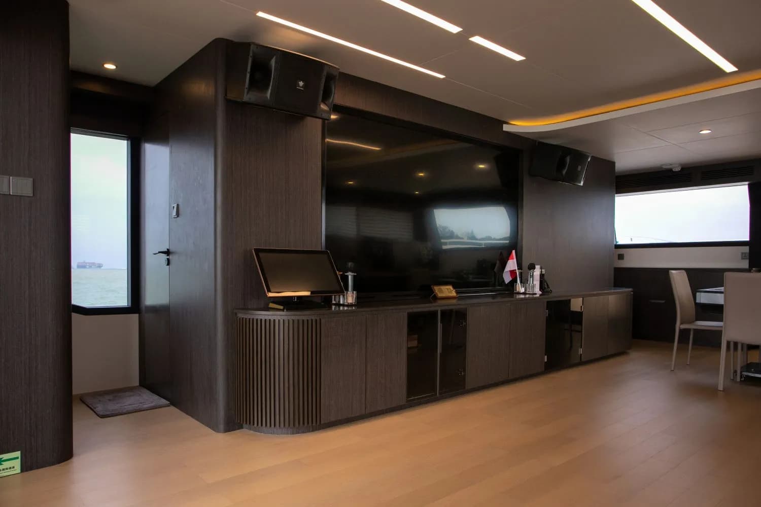 MS Eternity II 100-Inch TV and Karaoke System